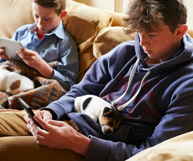 Worried Aussie parents are still letting kids game online