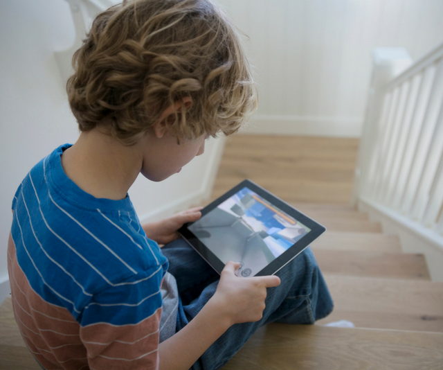 Worried Aussie parents are still letting kids game online