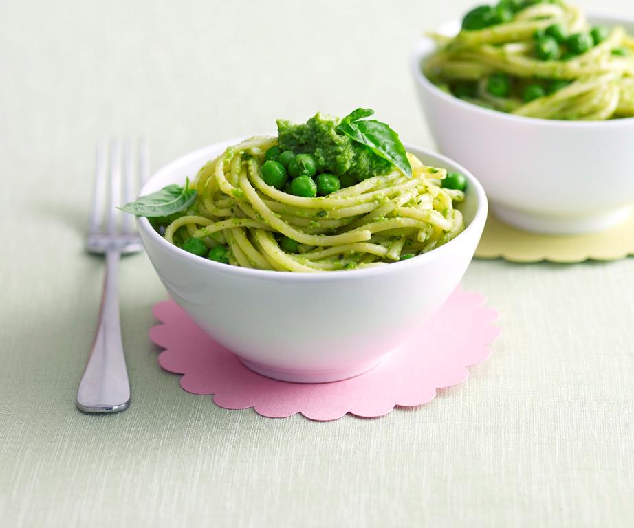 Spaghetti with pea pesto