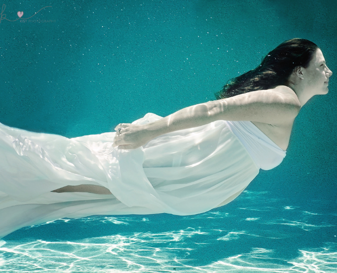 Stunning underwater maternity photos