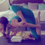Meet the mum who breastfeeds while doing yoga