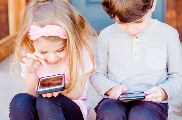 Children and mobile phones: How to set phone usage boundaries with your child from day one