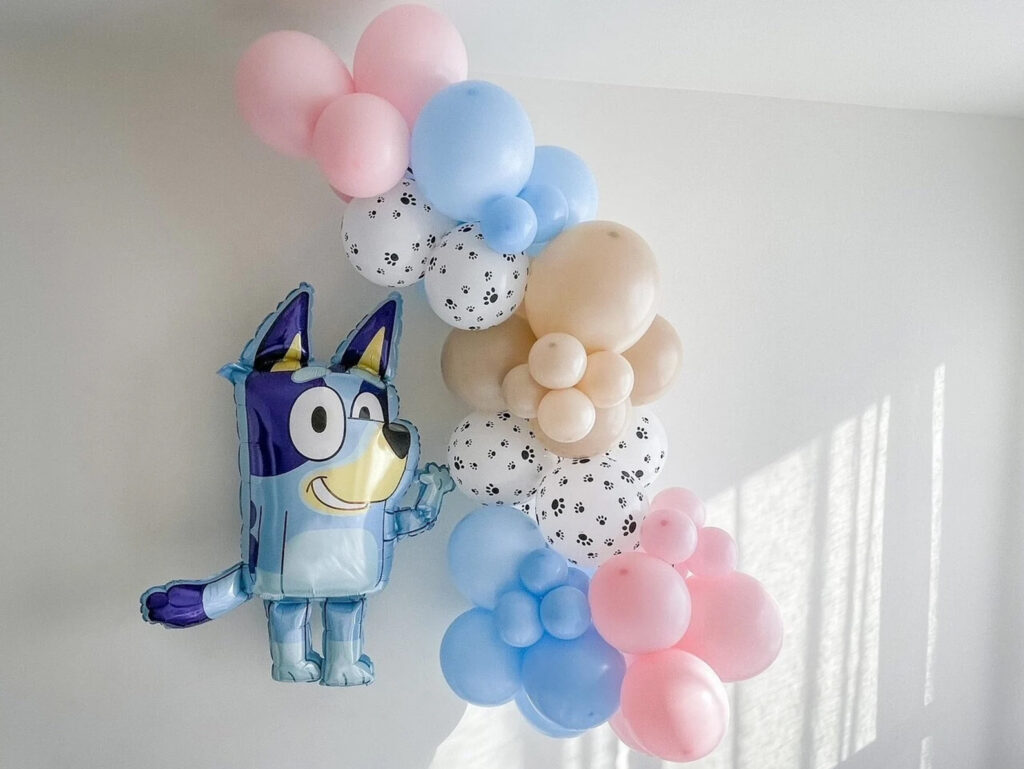 Bluey party balloon garland including Bluey shaped balloon