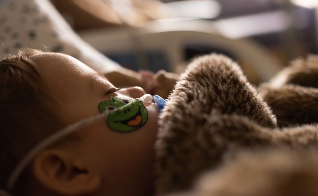 Toddler recovers in hospital pediatric intensive care unit recovering from RSV
