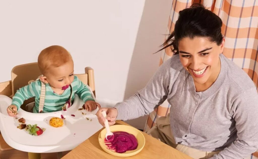 Le Puree: Mum feeding baby Le Puree food