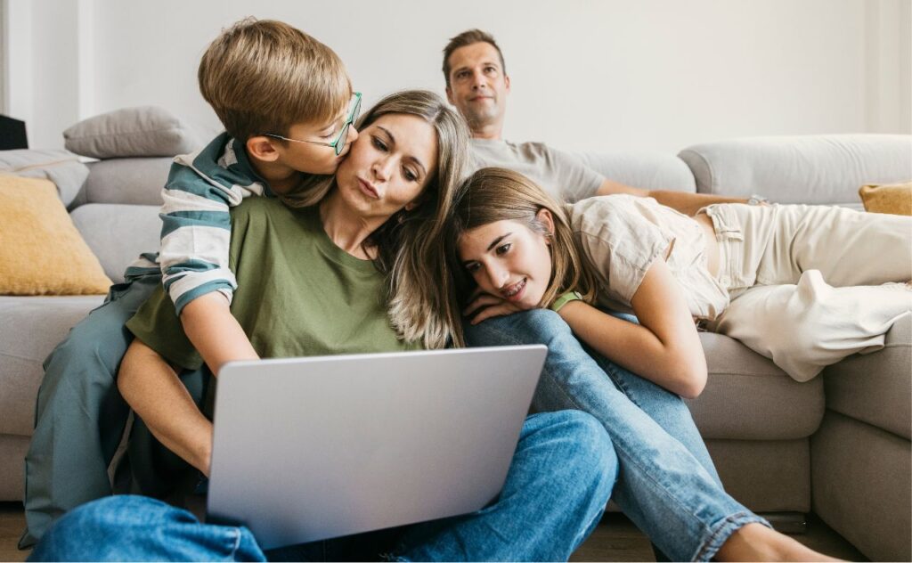 Pinterest trends australia: Family looking at laptop